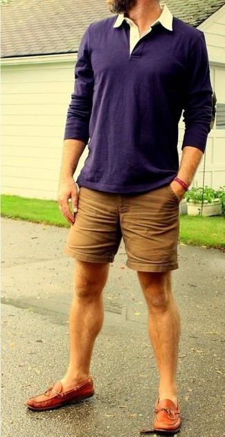 Как носить фиолетовую футболку-поло с светло-коричневыми шортами мужчине: Фиолетовая футболка-поло и светло-коричневые шорты — отличный вариант, если ты хочешь составить простой, но в то же время стильный мужской лук. В тандеме с этим луком наиболее уместно выглядят коричневые кожаные топсайдеры.