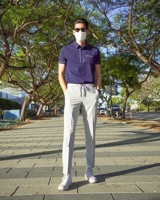 С чем носить пурпурную футболку мужчине: Пурпурная футболка в сочетании с серыми брюками чинос не прекращает импонировать стильным парням. Хотел бы привнести сюда немного строгости? Тогда в качестве обуви к этому образу, стоит обратить внимание на белые высокие кеды из плотной ткани.