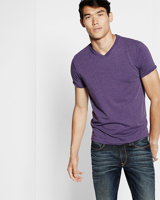 Как носить футболку с v-образным вырезом с джинсами в 20 лет мужчине: Футболка с v-образным вырезом выглядит гармонично с джинсами.