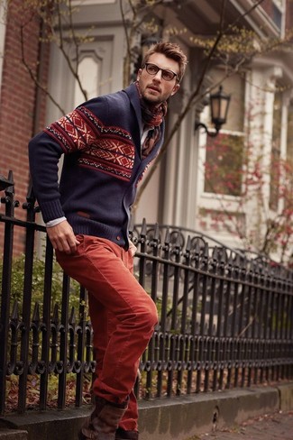 С чем носить светло-фиолетовый кардиган мужчине в теплую погоду: Сочетание светло-фиолетового кардигана и красных вельветовых джинсов поможет выразить твой индивидуальный стиль и выгодно выделиться из общей массы. Хотел бы сделать образ немного элегантнее? Тогда в качестве обуви к этому луку, обрати внимание на темно-коричневые кожаные повседневные ботинки.