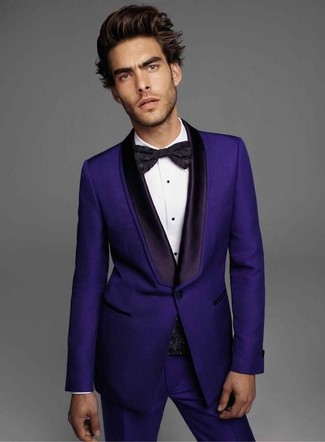 С чем носить фиолетовые классические брюки мужчине: Сочетание фиолетового пиджака и фиолетовых классических брюк — отличный пример элегантного мужского стиля.