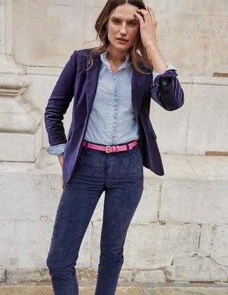 С чем носить фиолетовый бархатный пиджак женщине весна: Попробуй сочетание фиолетового бархатного пиджака и темно-синих вельветовых джинсов скинни, и ты получишь стильный непринужденный ансамбль, который подойдет на каждый день. Держи подобный образ в голове для межсезонной погоды.