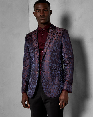 С чем носить фиолетовую куртку в 30 лет мужчине: Комбо из фиолетовой куртки и черных классических брюк позволит составить модный и утонченный образ.