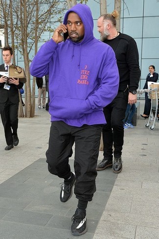 Как Kanye West носит Фиолетовый худи, Черные спортивные штаны, Черные кроссовки, Черные носки