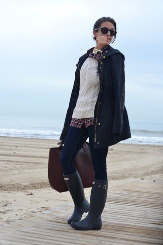 С чем носить свитер женщине в стиле кэжуал: Свитер и темно-синие джинсы скинни — must have предметы в гардеробе поклонниц стиля casual. Черные резиновые сапоги позволят сделать ансамбль менее официальным.