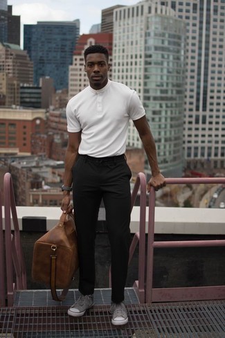 Модный лук: белая футболка на пуговицах, черные брюки чинос, серые высокие кеды из плотной ткани, коричневая кожаная дорожная сумка