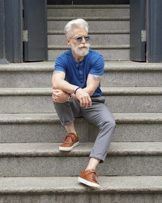 С чем носить синюю футболку за 50 лет мужчине: Синяя футболка и серые брюки чинос — необходимые вещи в арсенале парней с чувством стиля. Хочешь привнести сюда нотку классики? Тогда в качестве дополнения к этому образу, стоит выбрать коричневые кожаные низкие кеды.