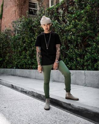 С чем носить темно-зеленые зауженные джинсы в 20 лет мужчине: Черная футболка на пуговицах и темно-зеленые зауженные джинсы помогут создать несложный и практичный ансамбль для выходного в парке или вечера в пабе с друзьями. В сочетании с серыми замшевыми ботинками челси такой образ выглядит особенно выгодно.