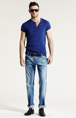 Какие футболки на пуговицах носить с синими зауженными джинсами мужчине: Если ты делаешь ставку на комфорт и практичность, футболка на пуговицах и синие зауженные джинсы — отличный выбор для расслабленного повседневного мужского лука. Хочешь сделать образ немного элегантнее? Тогда в качестве дополнения к этому ансамблю, стоит обратить внимание на черные кожаные оксфорды.