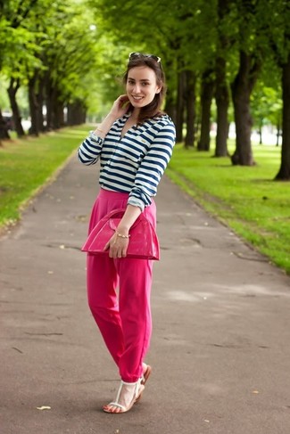 Модный лук: бело-темно-синяя футболка на пуговицах в горизонтальную полоску, ярко-розовые классические брюки, белые кожаные сандалии на плоской подошве, ярко-розовый кожаный клатч