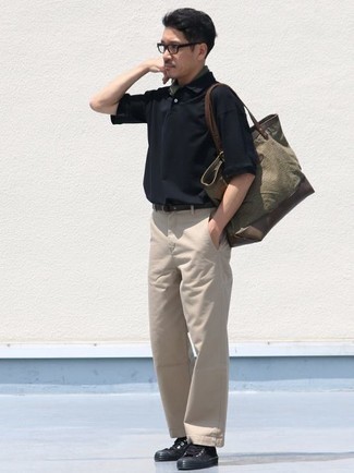 С чем носить оливковую большую сумку в 30 лет мужчине лето в стиле кэжуал: Такое простое и комфортное сочетание базовых вещей, как черная футболка-поло и оливковая большая сумка, полюбится джентльменам, которые любят проводить дни в постоянном движении. Любители необычных луков могут завершить образ черными высокими кедами из плотной ткани, тем самым добавив в него немного элегантности. Смело говорим, подобный ансамбль - просто огонь в жаркий день.