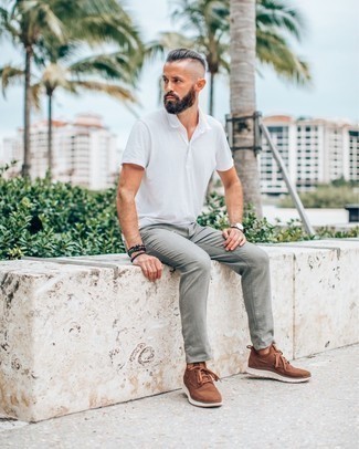 С чем носить табачные кроссовки в 30 лет мужчине в стиле кэжуал: Белая футболка-поло будет выглядеть стильно в тандеме с серыми брюками чинос. Чтобы образ не получился слишком вычурным, можешь закончить его табачными кроссовками.