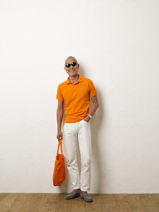 С чем носить оранжевую сумку за 50 лет мужчине в жару: Оранжевая футболка-поло и оранжевая сумка — отличная формула для создания привлекательного и функционального лука. Хотел бы сделать лук немного элегантнее? Тогда в качестве обуви к этому ансамблю, выбирай серые замшевые лоферы.