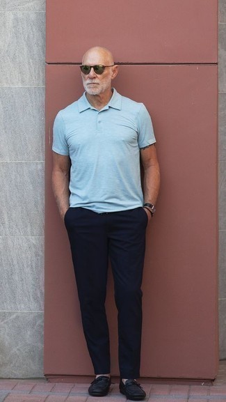 С чем носить брюки чинос за 60 лет в жару: Тандем голубой футболки-поло и брюк чинос поможет выглядеть аккуратно, а также выразить твою индивидуальность. Уравновесить лук и добавить в него чуточку классики помогут черные кожаные лоферы.