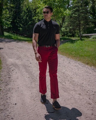 Как носить черную футболку-поло с темно-красными брюками чинос в жару в стиле смарт-кэжуал: Комбо из черной футболки-поло и темно-красных брюк чинос не прекращает импонировать парням, которые всегда одеты стильно. Теперь почему бы не добавить в этот образ на каждый день чуточку элегантности с помощью черных замшевых лоферов?