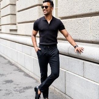 Как носить черную футболку-поло с черными брюками мужчине лето в стиле смарт-кэжуал: Черная футболка-поло и черные брюки — хороший лук, если ты ищешь расслабленный, но в то же время стильный мужской лук. В паре с черными кожаными лоферами с кисточками такой лук выглядит особенно удачно. Весьма подходящий вариант на жаркую солнечную погоду.