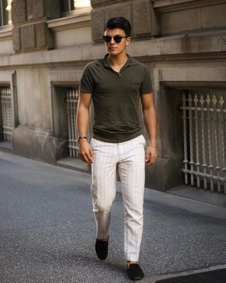 С чем носить белые брюки мужчине лето: Оливковая футболка-поло выглядит отлично в тандеме с белыми брюками. И почему бы не привнести в повседневный лук чуточку стильной строгости с помощью черных замшевых мокасин? Разумеется, такое сочетание вещей станет превосходным вариантом для солнечной погоды.