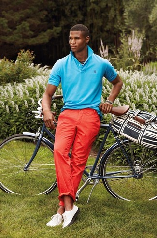 С чем носить бирюзовую футболку-поло мужчине: Сочетание бирюзовой футболки-поло и красных брюк чинос поможет создать модный мужской ансамбль. Белые низкие кеды выгодно дополнят этот образ.