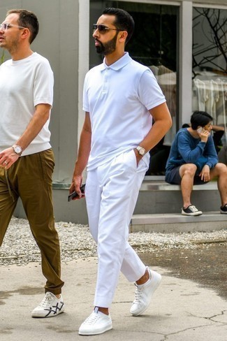 Как носить белые брюки чинос с белыми низкими кедами лето: В белой футболке-поло и белых брюках чинос ты без сомнений будешь воплощением мужского стиля. Вкупе с этим образом великолепно будут выглядеть белые низкие кеды. Пережить нестерпимый июльский зной несомненно легче, когда ты одет вот так.