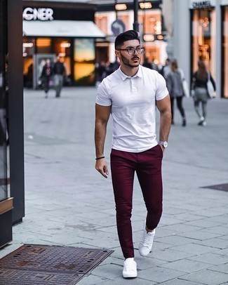 С чем носить белую футболку-поло в 30 лет мужчине: Белая футболка-поло в сочетании с темно-красными брюками чинос — классный вариант для создания мужского лука в стиле smart casual. В этот образ легко интегрировать пару белых низких кед из плотной ткани.