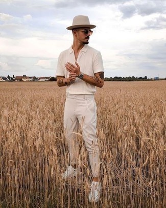С чем носить бежевые брюки чинос в 30 лет: Комбо из белой футболки-поло и бежевых брюк чинос не прекращает импонировать стильным мужчинам. Что же до обуви, белые низкие кеды из плотной ткани — самый приемлимый вариант.
