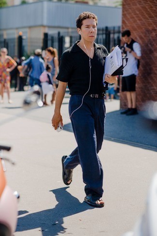 С чем носить черную футболку-поло в 30 лет мужчине в спортивном стиле: Черная футболка-поло и темно-синие брюки чинос однозначно украсят гардероб любого мужчины. Этот образ великолепно дополнят черные кожаные сандалии.