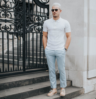С чем носить бежевые топсайдеры: Белая футболка-поло и голубые брюки чинос — идеальный выбор, если ты ищешь непринужденный, но в то же время стильный мужской лук. В качестве завершения этого образа сюда напрашиваются бежевые топсайдеры.
