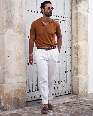 С чем носить коричневые эспадрильи мужчине лето: Табачная футболка-поло выглядит отлично в сочетании с белыми брюками чинос. Что до обуви, заверши образ коричневыми эспадрильями. Разумеется, подобное сочетание вещей станет хорошим вариантом в теплый летний день.
