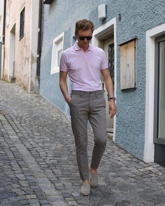 С чем носить ярко-розовую футболку-поло мужчине: Ярко-розовая футболка-поло и серые брюки чинос гармонично вписываются в гардероб самых взыскательных парней. В сочетании с этим луком наиболее удачно смотрятся серые замшевые эспадрильи.