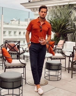 Как носить эспадрильи с брюками чинос в 30 лет: Оранжевая футболка-поло в паре с брюками чинос поможет подчеркнуть твою индивидуальность. Пара эспадрилий идеально гармонирует с остальными вещами из ансамбля.