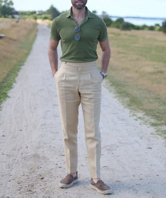 С чем носить бежевые брюки чинос: Образ из зеленой футболки-поло и бежевых брюк чинос поможет реализовать в твоем образе городской стиль современного мужчины. Коричневые замшевые эспадрильи прекрасно впишутся в лук.
