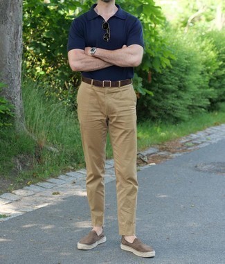 С чем носить замшевые эспадрильи в 30 лет мужчине в жару: Темно-синяя футболка-поло в сочетании со светло-коричневыми брюками чинос продолжает нравиться стильным мужчинам. Очень кстати здесь будут выглядеть замшевые эспадрильи.