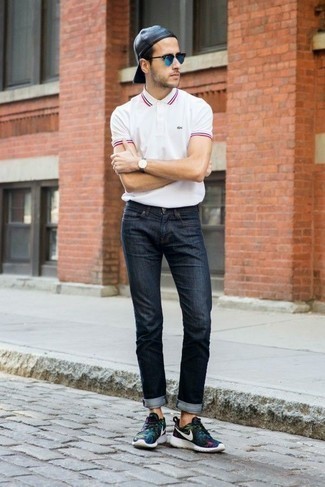 Как носить джинсы с кроссовками мужчине: Комбо из белой футболки-поло и джинсов однозначно будет привлекать внимание прекрасных барышень. Ты можешь легко приспособить такой ансамбль к повседневным условиям городской жизни, надев кроссовками.