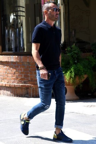 Как носить футболку-поло с кроссовками мужчине: Если ты ценишь комфорт и функциональность, футболка-поло и темно-синие рваные джинсы — классный вариант для привлекательного повседневного мужского образа. Пара кроссовок свяжет образ воедино.