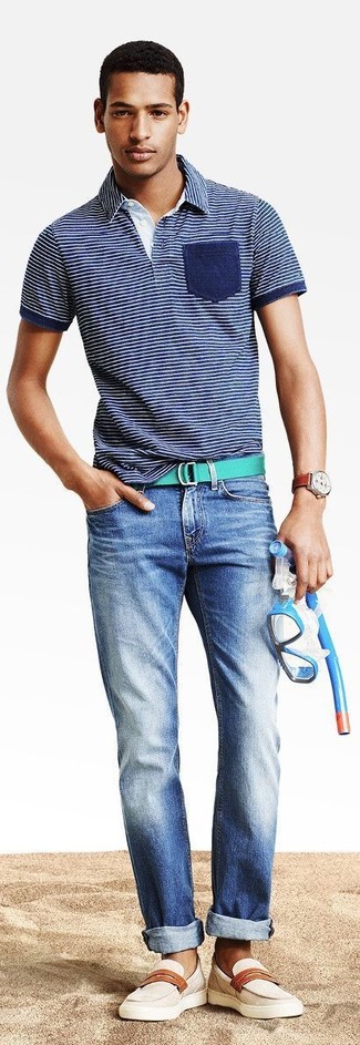 С чем носить бежевые лоферы в 30 лет мужчине в стиле кэжуал: Темно-синяя футболка-поло в горизонтальную полоску и синие джинсы — великолепный вариант, если ты ищешь непринужденный, но в то же время модный мужской ансамбль. Завершив образ бежевыми лоферами, получим приятный результат.