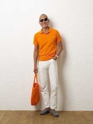 С чем носить большую сумку за 50 лет мужчине лето в стиле смарт-кэжуал: Оранжевая футболка-поло и большая сумка — превосходная формула для воплощения приятного и незамысловатого ансамбля. Любители необычных луков могут дополнить образ серыми замшевыми лоферами, тем самым добавив в него немного изысканности. Этот ансамбль может стать хорошим решением, если за окном пекло, а ты не знаешь, что надеть.