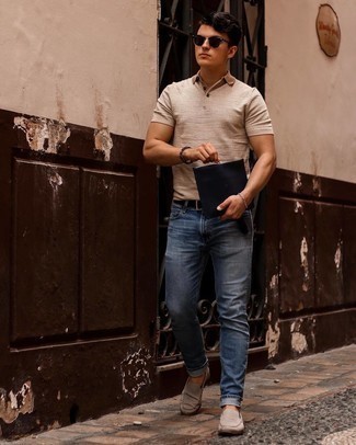 С чем носить футболку-поло в 30 лет мужчине: Футболка-поло в паре с синими джинсами поможет создать модный мужской лук. Сделать ансамбль изысканнее помогут бежевые замшевые лоферы.