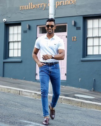 С чем носить синие джинсы в 30 лет мужчине в жару в стиле смарт-кэжуал: Дуэт белой футболки-поло и синих джинсов позволит выглядеть стильно, но при этом выразить твой личный стиль. Почему бы не привнести в повседневный образ чуточку стильной строгости с помощью темно-красных кожаных лоферов с кисточками?