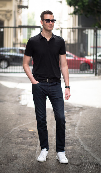 Модный лук: черная футболка-поло, темно-синие джинсы, белые кожаные низкие кеды, черный кожаный ремень