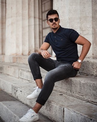 Как носить футболку-поло с джинсами в 20 лет мужчине в жару: Футболка-поло и джинсы безусловно украсят твой гардероб. В сочетании с этим образом наиболее уместно выглядят белые кожаные низкие кеды.