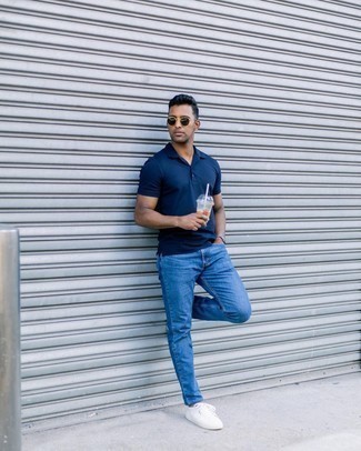 Как носить синие джинсы с бело-черными низкими кедами из плотной ткани в 30 лет мужчине в жару в стиле кэжуал: Темно-синяя футболка-поло и синие джинсы — must have вещи в гардеробе мужчин с превосходным чувством стиля. В паре с этим образом наиболее гармонично будут выглядеть бело-черные низкие кеды из плотной ткани.