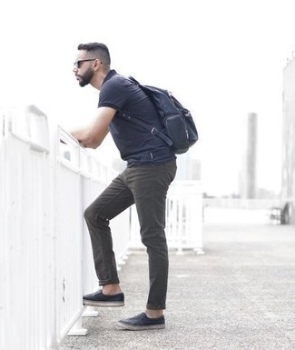 С чем носить черно-белые кожаные слипоны в 30 лет мужчине в стиле кэжуал: Лук из темно-синей футболки-поло в горизонтальную полоску и темно-зеленых джинсов — хороший пример современного городского стиля. Черно-белые кожаные слипоны добавят образу нарядности.