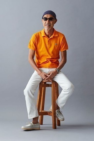 С чем носить горчичную футболку-поло за 50 лет мужчине в стиле кэжуал: В тандеме друг с другом горчичная футболка-поло и белые джинсы смотрятся очень удачно. Белые кожаные топсайдеры — прекрасный выбор, чтобы дополнить образ.