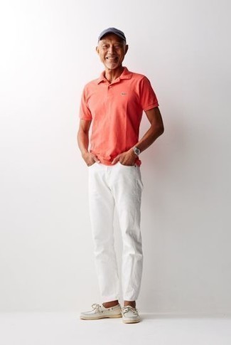 С чем носить белые топсайдеры в жару: Дуэт красной футболки-поло и белых джинсов поможет создать интересный мужской лук в расслабленном стиле. Очень выгодно здесь будут смотреться белые топсайдеры.