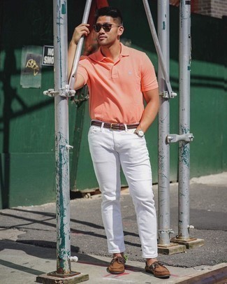 Какие топсайдеры носить с белыми джинсами лето: Можно с уверенностю сказать, что оранжевая футболка-поло смотрится великолепно в тандеме с белыми джинсами. Вместе с этим ансамблем органично будут смотреться топсайдеры. Такой образ обеспечит свободу движений в настоящий зной и удобство в носке.