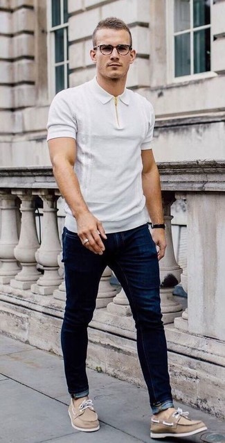 Как носить белую футболку-поло с синими джинсами мужчине: Стильное сочетание белой футболки-поло и синих джинсов безусловно будет обращать на себя внимание прекрасных барышень. Что до обуви, можно дополнить образ светло-коричневыми топсайдерами из плотной ткани.