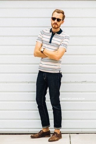 Как носить темно-синие джинсы с коричневыми кожаными туфлями дерби в жару: Белая футболка-поло в горизонтальную полоску и темно-синие джинсы — хороший выбор, если ты ищешь расслабленный, но в то же время стильный мужской лук. Думаешь сделать лук немного элегантнее? Тогда в качестве дополнения к этому луку, обрати внимание на коричневые кожаные туфли дерби.