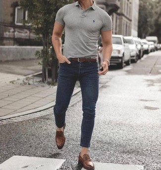 Какие футболки-поло носить с темно-синими зауженными джинсами в 20 лет мужчине: Если в одежде ты отдаешь предпочтение комфорту и практичности, обрати внимание на сочетание футболки-поло и темно-синих зауженных джинсов. Хотел бы привнести в этот наряд немного классики? Тогда в качестве обуви к этому ансамблю, выбери коричневые кожаные лоферы.
