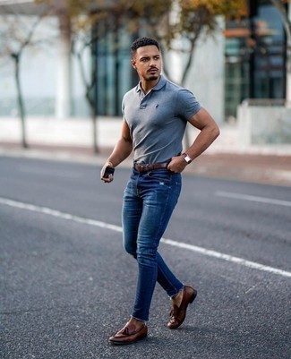Какие зауженные джинсы носить с коричневыми лоферами в 20 лет мужчине лето: Если в одежде ты ценишь удобство и практичность, голубая футболка-поло и зауженные джинсы — классный выбор для модного повседневного мужского образа. В сочетании с коричневыми лоферами такой лук смотрится особенно удачно. В таком сочетании будет очень удобно, когда за окном невыносимый зной.