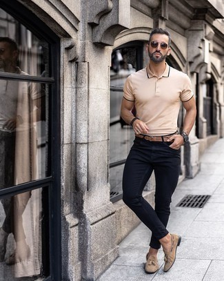 Как носить футболку-поло с зауженными джинсами в 30 лет мужчине в жару в стиле кэжуал: Если в одежде ты делаешь ставку на удобство и практичность, футболка-поло и зауженные джинсы — замечательный выбор для модного мужского лука на каждый день. Если ты любишь смелые настроения в своих луках, заверши этот светло-коричневыми замшевыми лоферами с кисточками.